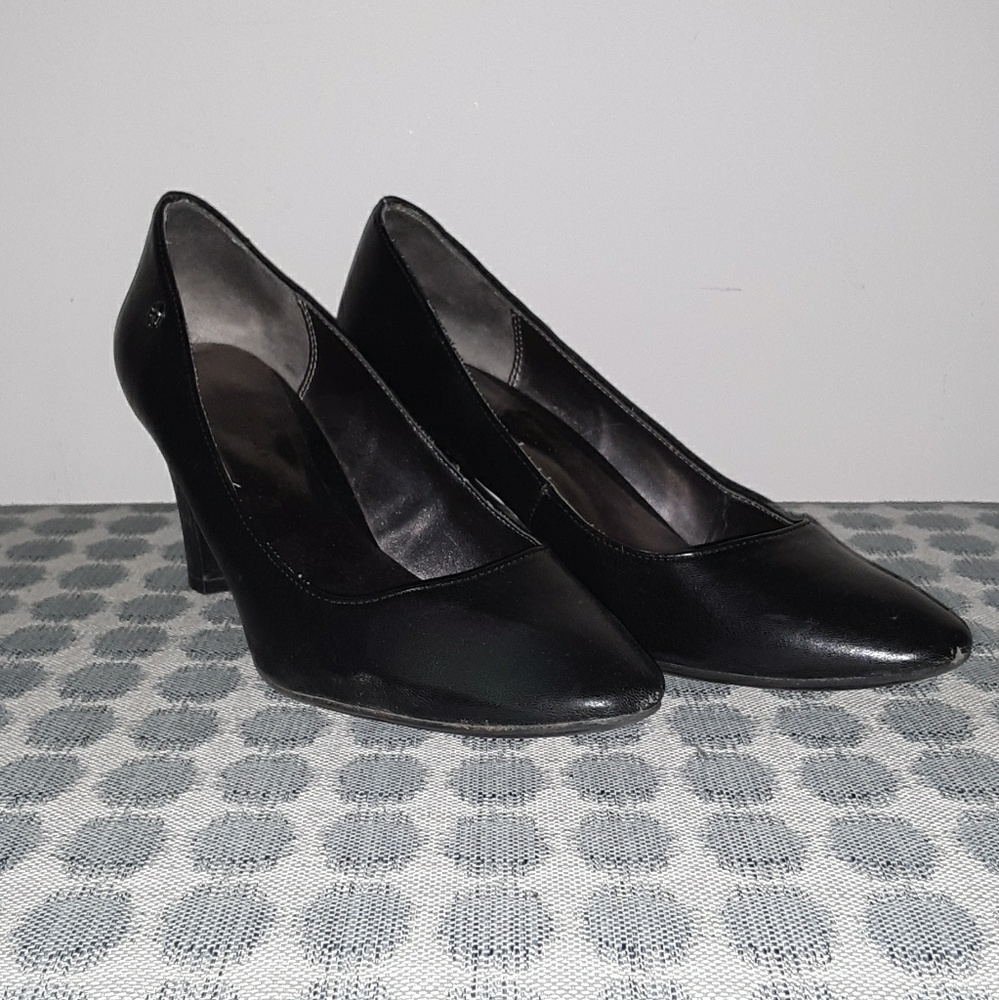 Black Pumps